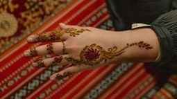 Platinum Desert Safari 5 Traditional Henna Tattoos - Evening Desert Safari in Dubai